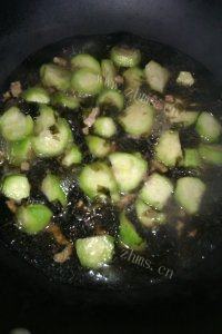 易做的紫菜丝瓜瘦肉汤做法图解9)