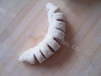 自制火腿肠面包做法图解7)