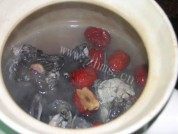 红枣乌鸡汤做法图解4)