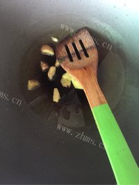 美味的青椒炒鱿鱼做法图解1)
