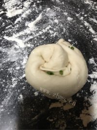 回味无穷的葱花饼做法图解7)
