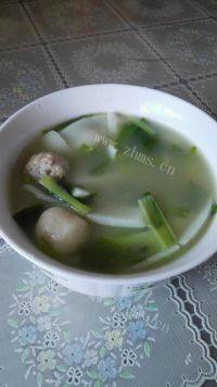美味的青菜年糕汤