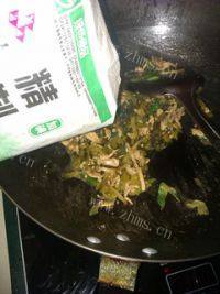 诱人的酸菜肉丝面做法图解8)