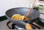 美味的北极虾炒蛋做法图解4)