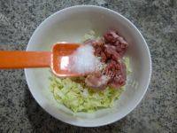 美味的圆白菜猪肉馅盒子做法图解6)