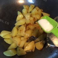 色香味俱全的孜然土豆做法图解5)