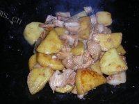 十分诱人的土豆烧肉做法图解12)