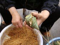 好吃的的咸肉粽子做法图解10)
