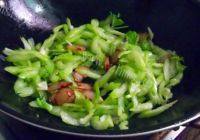 家常菜芹菜炒腊肉做法图解5)