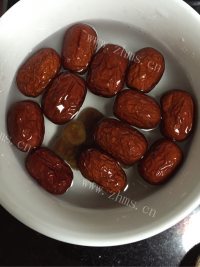 营养丰富的红豆薏米粥做法图解2)