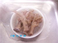 鸡爪猪骨木瓜汤做法图解6)