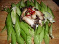 清脆爽口的腊肉炒西芹做法图解1)