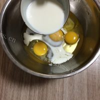 自制蓝莓夹心蛋糕做法图解3)