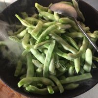 美味的铁锅排骨炖芸豆的做法图解五