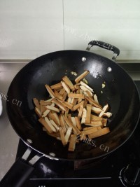 家常菜芹菜炒豆干做法图解5)