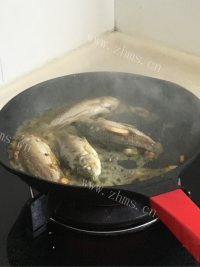 好吃的鲫鱼豆腐汤做法图解3)