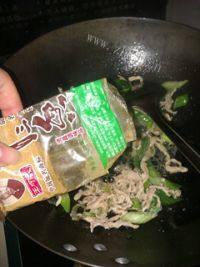 诱人的酸菜肉丝面做法图解4)