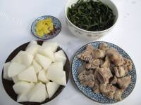 色泽鲜亮的萝卜海带排骨汤做法图解4)