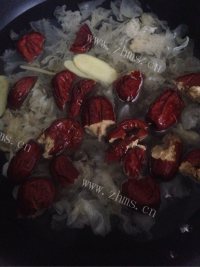 美味的红糖百合银耳汤做法图解6)