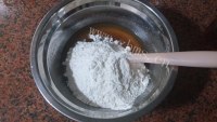 自制蛋黄莲蓉月饼做法图解3)