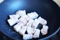 美味的红烧肉焖饭做法图解4)