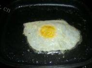 营养的煎荷包蛋的做法图解三