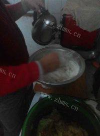 自己做的酸菜猪肉馅饺子做法图解4)