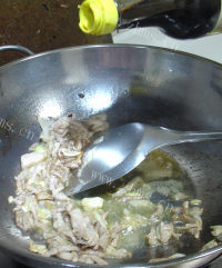 美味营养的肉丝炒油菜做法图解6)