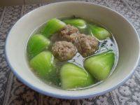 营养丰富的青菜肉丸汤