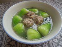 营养丰富的青菜肉丸汤