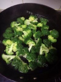 好吃的蒜蓉西兰花做法图解3)
