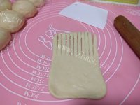 毛毛虫面包做法图解9)