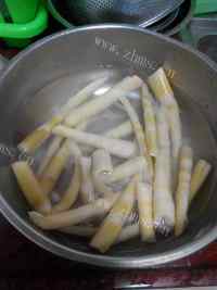 美味的鸭肉笋尖汤做法图解1)