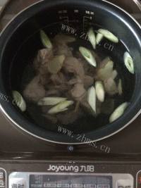 美味的冬瓜排骨汤做法图解4)