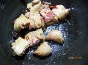 自制锅焖酥手做法图解2)
