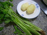 家常菜芹菜炒土豆做法图解1)
