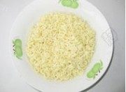 美味的泡面鸡蛋饼做法图解1)