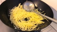 家常菜泡椒土豆丝做法图解3)