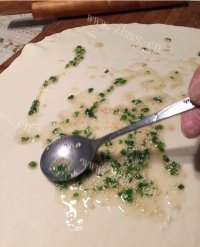 芳香四溢的葱油饼做法图解2)