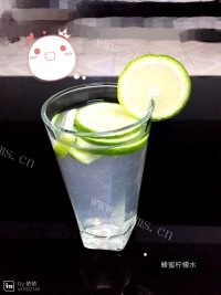 美味的蜂蜜柠檬水做法图解3)
