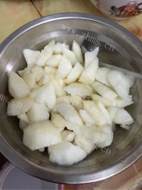 雪梨蒸枇杷做法图解2)