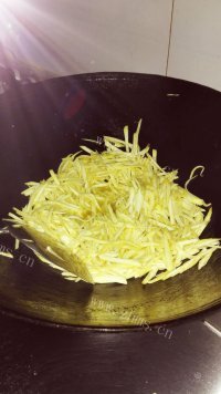 家常菜茭白炒毛豆做法图解4)