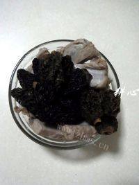 羊肚菌排骨汤做法图解3)