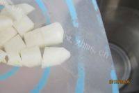 诱人的冰糖雪梨银耳羹做法图解4)