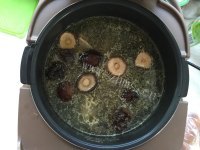 回味无穷的香菇炖鸡汤做法图解7)