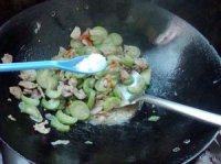 味道鲜美的肉片炒丝瓜