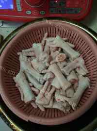 美味的麻辣鸡爪做法图解1)