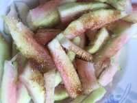 独特的凉拌西瓜皮做法图解4)
