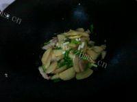 简单易做的肉片炒土豆做法图解8)