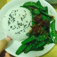 香香的腊肠炒荷兰豆盖饭做法图解13)